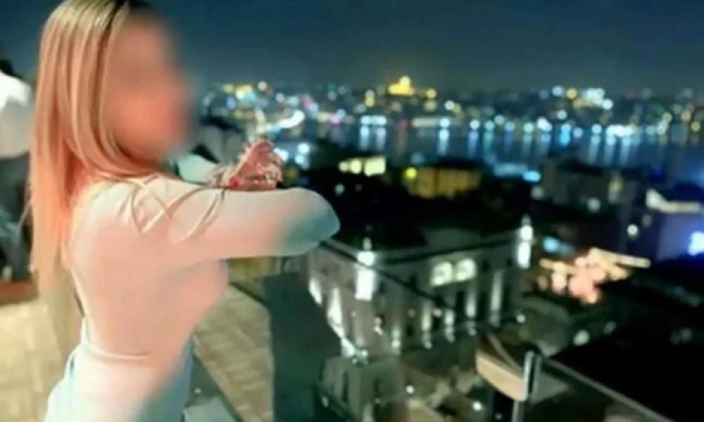 Επίθεση με βιτριόλι: Η Ιωάννα Παλιοσπύρου ποζάρει φορώντας τη μάσκα της